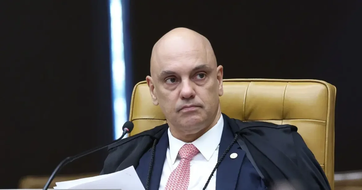 Moraes pede parecer da PGR sobre recurso de Bolsonaro contra restrição a Flávio